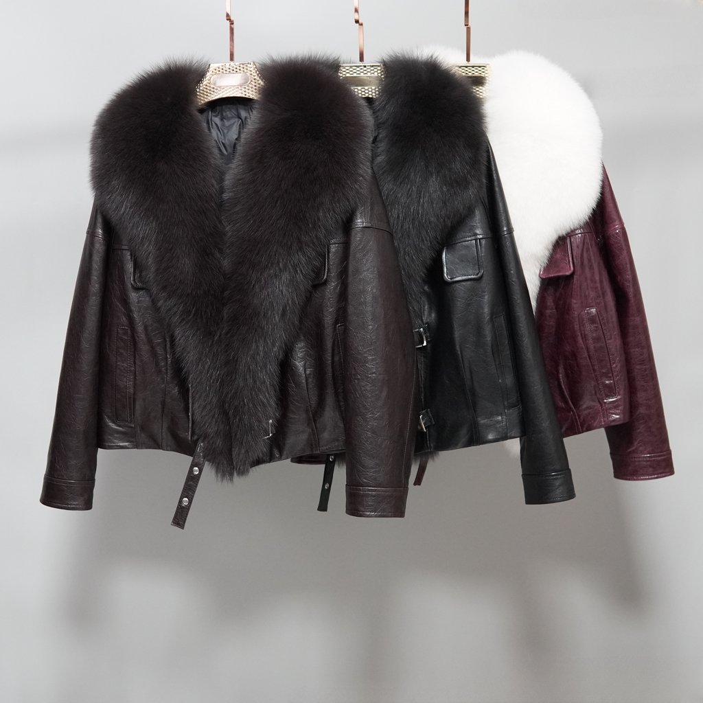 Young and fashionable short fox fur coat (9981)